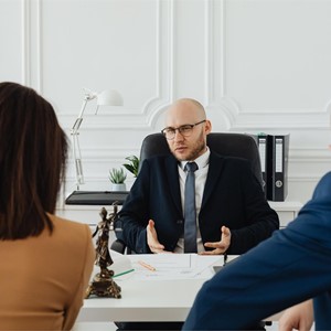 ¿Cómo debo actuar si la empresa en la que trabajo me debe dinero?