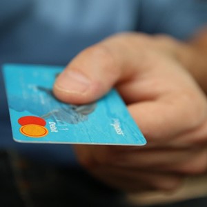 ¿Cómo puedo reclamar los intereses abusivos de una tarjeta revolving?
